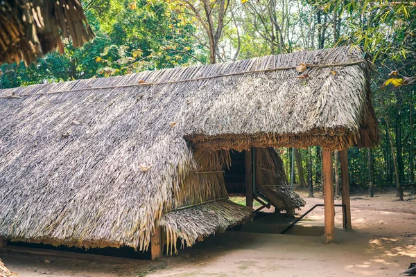Cu Chi tüneli, Vietnam savaşının tarihi yeri, ordu yaşamak için yer altı kazıyor, şimdi de Vietnam 'ın Ho Chi Minh şehrinde gezdiği yer.