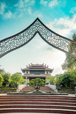 Zihninizi ve ruhunuzu sakinleştirmek için huzurlu bir yer olan Buu Long Pagoda, Ho Chi Minh City, Vietnam 'daki eşsiz mimarisi nedeniyle turistler tarafından sıklıkla ziyaret ediliyor.