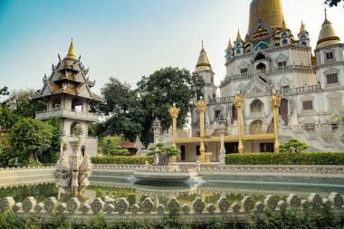 Zihninizi ve ruhunuzu sakinleştirmek için huzurlu bir yer olan Buu Long Pagoda, Ho Chi Minh City, Vietnam 'daki eşsiz mimarisi nedeniyle turistler tarafından sıklıkla ziyaret ediliyor.