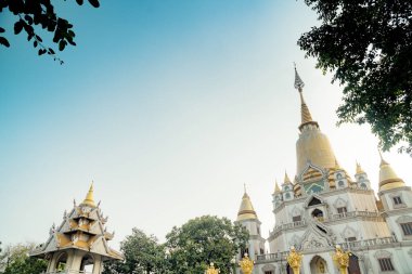 Zihninizi ve ruhunuzu sakinleştirmek için huzurlu bir yer olan Buu Long Pagoda, Ho Chi Minh City, Vietnam 'daki eşsiz mimarisi nedeniyle turistler tarafından sıklıkla ziyaret ediliyor.