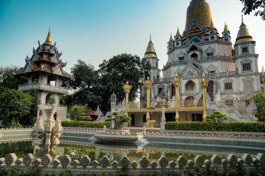 Zihninizi ve ruhunuzu sakinleştirmek için huzurlu bir yer olan Buu Long Pagoda, Ho Chi Minh City, Vietnam 'daki eşsiz mimarisi nedeniyle turistler tarafından sıklıkla ziyaret ediliyor.