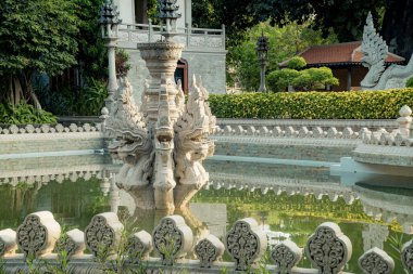 Zihninizi ve ruhunuzu sakinleştirmek için huzurlu bir yer olan Buu Long Pagoda, Ho Chi Minh City, Vietnam 'daki eşsiz mimarisi nedeniyle turistler tarafından sıklıkla ziyaret ediliyor.