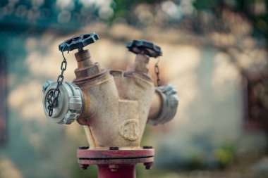 Eski kırmızı itfaiye vanası, üç yangın söndürme vanası.