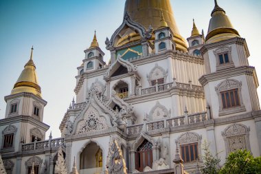 Zihninizi ve ruhunuzu sakinleştirmek için huzurlu bir yer olan Buu Long Pagoda, Ho Chi Minh City, Vietnam 'daki eşsiz mimarisi nedeniyle turistler tarafından sıklıkla ziyaret ediliyor.