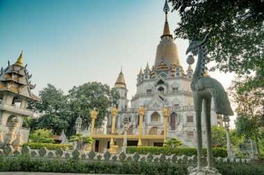 Zihninizi ve ruhunuzu sakinleştirmek için huzurlu bir yer olan Buu Long Pagoda, Ho Chi Minh City, Vietnam 'daki eşsiz mimarisi nedeniyle turistler tarafından sıklıkla ziyaret ediliyor.