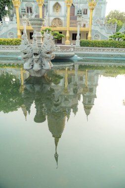 Zihninizi ve ruhunuzu sakinleştirmek için huzurlu bir yer olan Buu Long Pagoda, Ho Chi Minh City, Vietnam 'daki eşsiz mimarisi nedeniyle turistler tarafından sıklıkla ziyaret ediliyor.