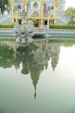 Zihninizi ve ruhunuzu sakinleştirmek için huzurlu bir yer olan Buu Long Pagoda, Ho Chi Minh City, Vietnam 'daki eşsiz mimarisi nedeniyle turistler tarafından sıklıkla ziyaret ediliyor.