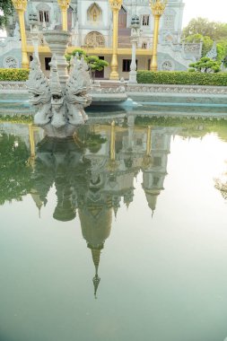 Zihninizi ve ruhunuzu sakinleştirmek için huzurlu bir yer olan Buu Long Pagoda, Ho Chi Minh City, Vietnam 'daki eşsiz mimarisi nedeniyle turistler tarafından sıklıkla ziyaret ediliyor.
