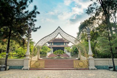 Zihninizi ve ruhunuzu sakinleştirmek için huzurlu bir yer olan Buu Long Pagoda, Ho Chi Minh City, Vietnam 'daki eşsiz mimarisi nedeniyle turistler tarafından sıklıkla ziyaret ediliyor.