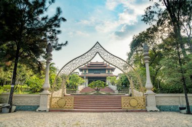 Zihninizi ve ruhunuzu sakinleştirmek için huzurlu bir yer olan Buu Long Pagoda, Ho Chi Minh City, Vietnam 'daki eşsiz mimarisi nedeniyle turistler tarafından sıklıkla ziyaret ediliyor.