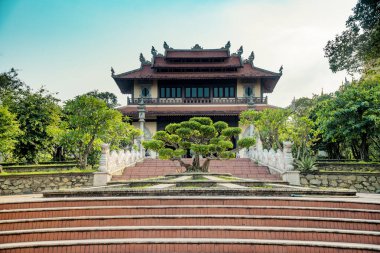Zihninizi ve ruhunuzu sakinleştirmek için huzurlu bir yer olan Buu Long Pagoda, Ho Chi Minh City, Vietnam 'daki eşsiz mimarisi nedeniyle turistler tarafından sıklıkla ziyaret ediliyor.