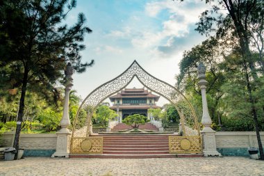 Zihninizi ve ruhunuzu sakinleştirmek için huzurlu bir yer olan Buu Long Pagoda, Ho Chi Minh City, Vietnam 'daki eşsiz mimarisi nedeniyle turistler tarafından sıklıkla ziyaret ediliyor.