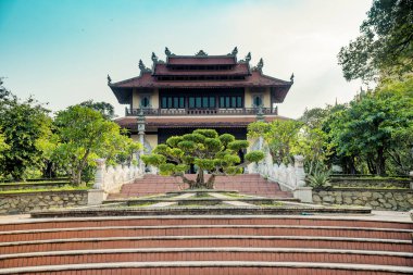 Zihninizi ve ruhunuzu sakinleştirmek için huzurlu bir yer olan Buu Long Pagoda, Ho Chi Minh City, Vietnam 'daki eşsiz mimarisi nedeniyle turistler tarafından sıklıkla ziyaret ediliyor.