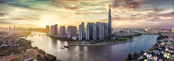 Вид с воздуха на город Хошимин и его небоскребы в центре делового центра города Хошимин. Панорама городского пейзажа на реке Сайгон в городе Хошимин во Вьетнаме на сцене заката
