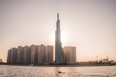 Ho Chi Minh City, Vietnam - 14 Şubat 2020: 81 ve nehir kenarı. Landmark 81 şu anda Ho Chi Minh City, Vietnam 'da yapım aşamasında olan süper uzun bir gökdelendir..