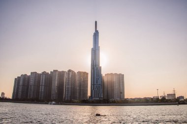 Ho Chi Minh City, Vietnam - 14 Şubat 2020: 81 ve nehir kenarı. Landmark 81 şu anda Ho Chi Minh City, Vietnam 'da yapım aşamasında olan süper uzun bir gökdelendir..