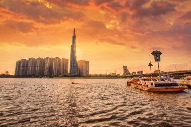Ho Chi Minh City, Vietnam - 14 Şubat 2020: 81 ve nehir kenarı. Landmark 81 şu anda Ho Chi Minh City, Vietnam 'da yapım aşamasında olan süper uzun bir gökdelendir..