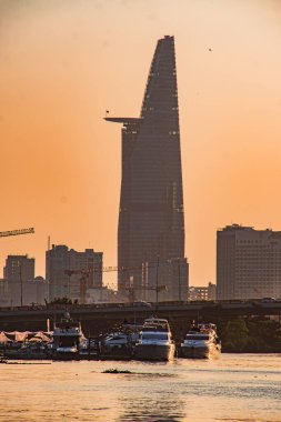 Ho Chi Minh City, Vietnam - 14 Şubat 2020: Landmark 81, Bitexco kulesi ve nehir kenarı. Gemilerin ve teknelerin arka planı.