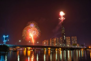 Ho Chi Minh City 'nin 2020 yılındaki renkli havai fişeklerinin yüksek çözünürlüklü görüntüsü Landmark 81 nehir kenarından. 81, Vietnam 'daki en yüksek binadır.