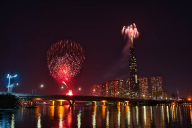 Ho Chi Minh City 'nin 2020 yılındaki renkli havai fişeklerinin yüksek çözünürlüklü görüntüsü Landmark 81 nehir kenarından. 81, Vietnam 'daki en yüksek binadır.