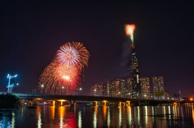 Ho Chi Minh City 'nin 2020 yılındaki renkli havai fişeklerinin yüksek çözünürlüklü görüntüsü Landmark 81 nehir kenarından. 81, Vietnam 'daki en yüksek binadır.