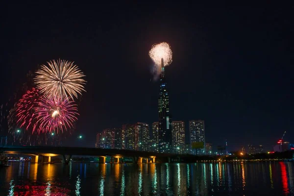 Obraz Wysokiej Rozdzielczości Kolorowe Fajerwerki Chi Minh City Nowym Roku — Zdjęcie stockowe