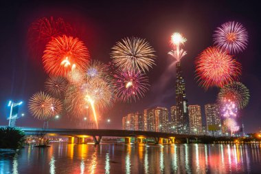 Ho Chi Minh City 'nin 2020 yılındaki renkli havai fişeklerinin yüksek çözünürlüklü görüntüsü Landmark 81 nehir kenarından. 81, Vietnam 'daki en yüksek binadır.