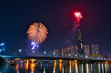 Ho Chi Minh City 'nin 2020 yılındaki renkli havai fişeklerinin yüksek çözünürlüklü görüntüsü Landmark 81 nehir kenarından. 81, Vietnam 'daki en yüksek binadır.