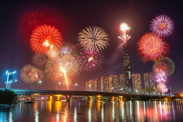 Ho Chi Minh City 'nin 2020 yılındaki renkli havai fişeklerinin yüksek çözünürlüklü görüntüsü Landmark 81 nehir kenarından. 81, Vietnam 'daki en yüksek binadır.