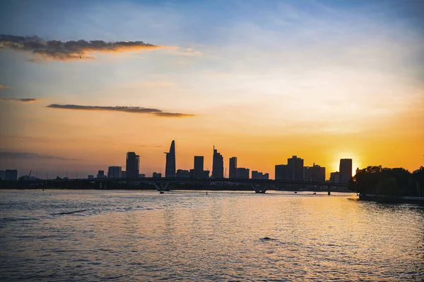 Fiume Vista Città Paesaggio Tramonto Crepuscolo Barca Sul Fiume Con — Foto Stock