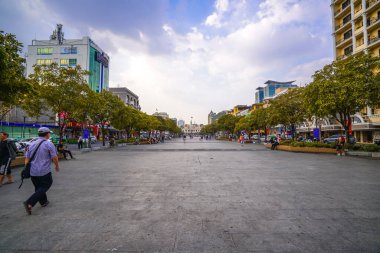Ho Chi Minh City, Vietnam - Ocak 04, 2020: Nguyen Hue caddesi birçok lüks ticaret merkezi ve modern ofis binaları ile yürüyor. Bölge ve dünyanın önde gelen büyük şirketlerinin merkeziydi.