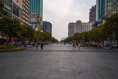 Ho Chi Minh City, Vietnam - Ocak 04, 2020: Nguyen Hue caddesi birçok lüks ticaret merkezi ve modern ofis binaları ile yürüyor. Bölge ve dünyanın önde gelen büyük şirketlerinin merkeziydi.