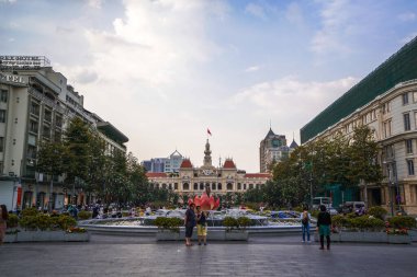 Ho Chi Minh City, Vietnam - Ocak 04, 2020: Nguyen Hue caddesi birçok lüks ticaret merkezi ve modern ofis binaları ile yürüyor. Bölge ve dünyanın önde gelen büyük şirketlerinin merkeziydi.