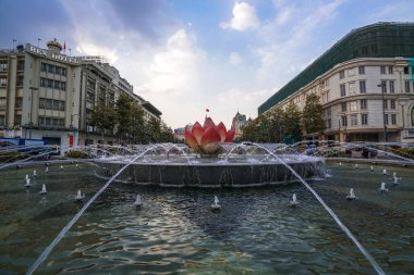 Ho Chi Minh Şehri, Vietnam - Ocak 04, 2020 Ho Chi Minh heykeli ve Nguyen Hue sokak yürüyüşü önündeki nilüfer çeşmesi, Saigon, Ho Chi Minh Şehri, Vietnam