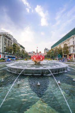 Ho Chi Minh Şehri, Vietnam - Ocak 04, 2020 Ho Chi Minh heykeli ve Nguyen Hue sokak yürüyüşü önündeki nilüfer çeşmesi, Saigon, Ho Chi Minh Şehri, Vietnam