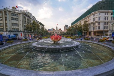 Ho Chi Minh Şehri, Vietnam - Ocak 04, 2020 Ho Chi Minh heykeli ve Nguyen Hue sokak yürüyüşü önündeki nilüfer çeşmesi, Saigon, Ho Chi Minh Şehri, Vietnam