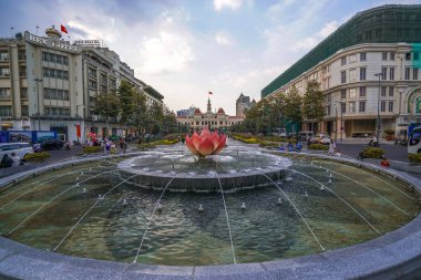 Ho Chi Minh Şehri, Vietnam - Ocak 04, 2020 Ho Chi Minh heykeli ve Nguyen Hue sokak yürüyüşü önündeki nilüfer çeşmesi, Saigon, Ho Chi Minh Şehri, Vietnam