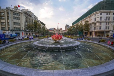 Ho Chi Minh Şehri, Vietnam - Ocak 04, 2020 Ho Chi Minh heykeli ve Nguyen Hue sokak yürüyüşü önündeki nilüfer çeşmesi, Saigon, Ho Chi Minh Şehri, Vietnam