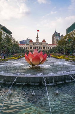 Ho Chi Minh Şehri, Vietnam - Ocak 04, 2020 Ho Chi Minh heykeli ve Nguyen Hue sokak yürüyüşü önündeki nilüfer çeşmesi, Saigon, Ho Chi Minh Şehri, Vietnam