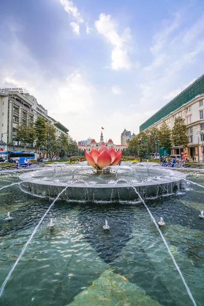 Ho Chi Minh Şehri, Vietnam - Ocak 04, 2020 Ho Chi Minh heykeli ve Nguyen Hue sokak yürüyüşü önündeki nilüfer çeşmesi, Saigon, Ho Chi Minh Şehri, Vietnam