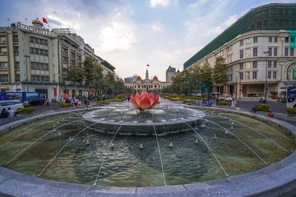 Ho Chi Minh Şehri, Vietnam - Ocak 04, 2020 Ho Chi Minh heykeli ve Nguyen Hue sokak yürüyüşü önündeki nilüfer çeşmesi, Saigon, Ho Chi Minh Şehri, Vietnam