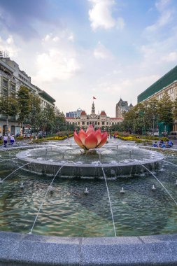 Ho Chi Minh Şehri, Vietnam - Ocak 04, 2020 Ho Chi Minh heykeli ve Nguyen Hue sokak yürüyüşü önündeki nilüfer çeşmesi, Saigon, Ho Chi Minh Şehri, Vietnam