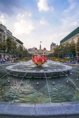 Ho Chi Minh Şehri, Vietnam - Ocak 04, 2020 Ho Chi Minh heykeli ve Nguyen Hue sokak yürüyüşü önündeki nilüfer çeşmesi, Saigon, Ho Chi Minh Şehri, Vietnam