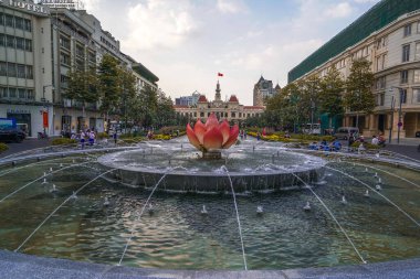 Ho Chi Minh Şehri, Vietnam - Ocak 04, 2020 Ho Chi Minh heykeli ve Nguyen Hue sokak yürüyüşü önündeki nilüfer çeşmesi, Saigon, Ho Chi Minh Şehri, Vietnam