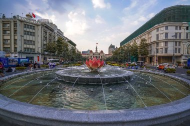 Ho Chi Minh Şehri, Vietnam - Ocak 04, 2020 Ho Chi Minh heykeli ve Nguyen Hue sokak yürüyüşü önündeki nilüfer çeşmesi, Saigon, Ho Chi Minh Şehri, Vietnam