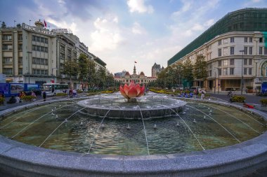 Ho Chi Minh Şehri, Vietnam - Ocak 04, 2020 Ho Chi Minh heykeli ve Nguyen Hue sokak yürüyüşü önündeki nilüfer çeşmesi, Saigon, Ho Chi Minh Şehri, Vietnam
