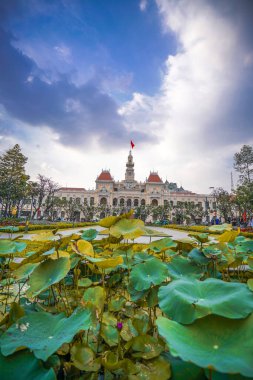 Ho Chi Minh Şehri, Vietnam - Ocak 04, 2020: HoChiMinh Şehir Halk Komitesi ve Nguyen Hue Yürüyen Sokak, Vietnam 'ın mavi gökyüzü gün batımında.