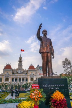 Ho Chi Minh Şehri, Vietnam - Ocak 04, 2020: Ho Chi Minh heykeli ile Nguyen Hue Caddesi yenilendi, 1. Mıntıka 'da yer aldı, şehir yaşamı noktası, yaya alışveriş merkezi, restoranlar, dükkanlar ve oteller.