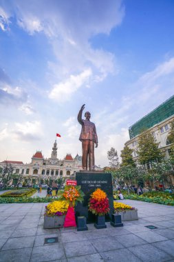 Ho Chi Minh Şehri, Vietnam - Ocak 04, 2020: Ho Chi Minh heykeli ile Nguyen Hue Caddesi yenilendi, 1. Mıntıka 'da yer aldı, şehir yaşamı noktası, yaya alışveriş merkezi, restoranlar, dükkanlar ve oteller.