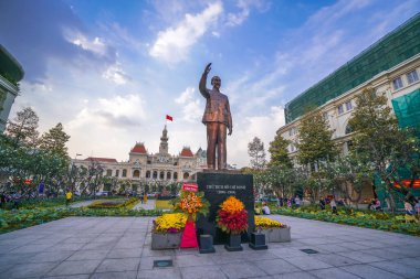 Ho Chi Minh Şehri, Vietnam - Ocak 04, 2020: Ho Chi Minh heykeli ile Nguyen Hue Caddesi yenilendi, 1. Mıntıka 'da yer aldı, şehir yaşamı noktası, yaya alışveriş merkezi, restoranlar, dükkanlar ve oteller.